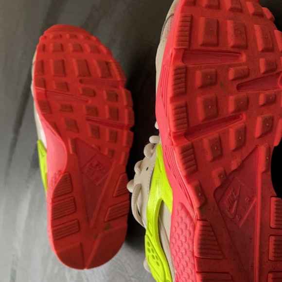 Nike Air Huarache Run
Desert Sand Volt-Hot Punch (Women's) - Picture 2 of 6